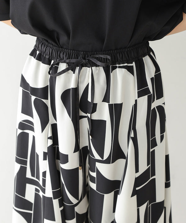 幾何学柄フレアパンツ