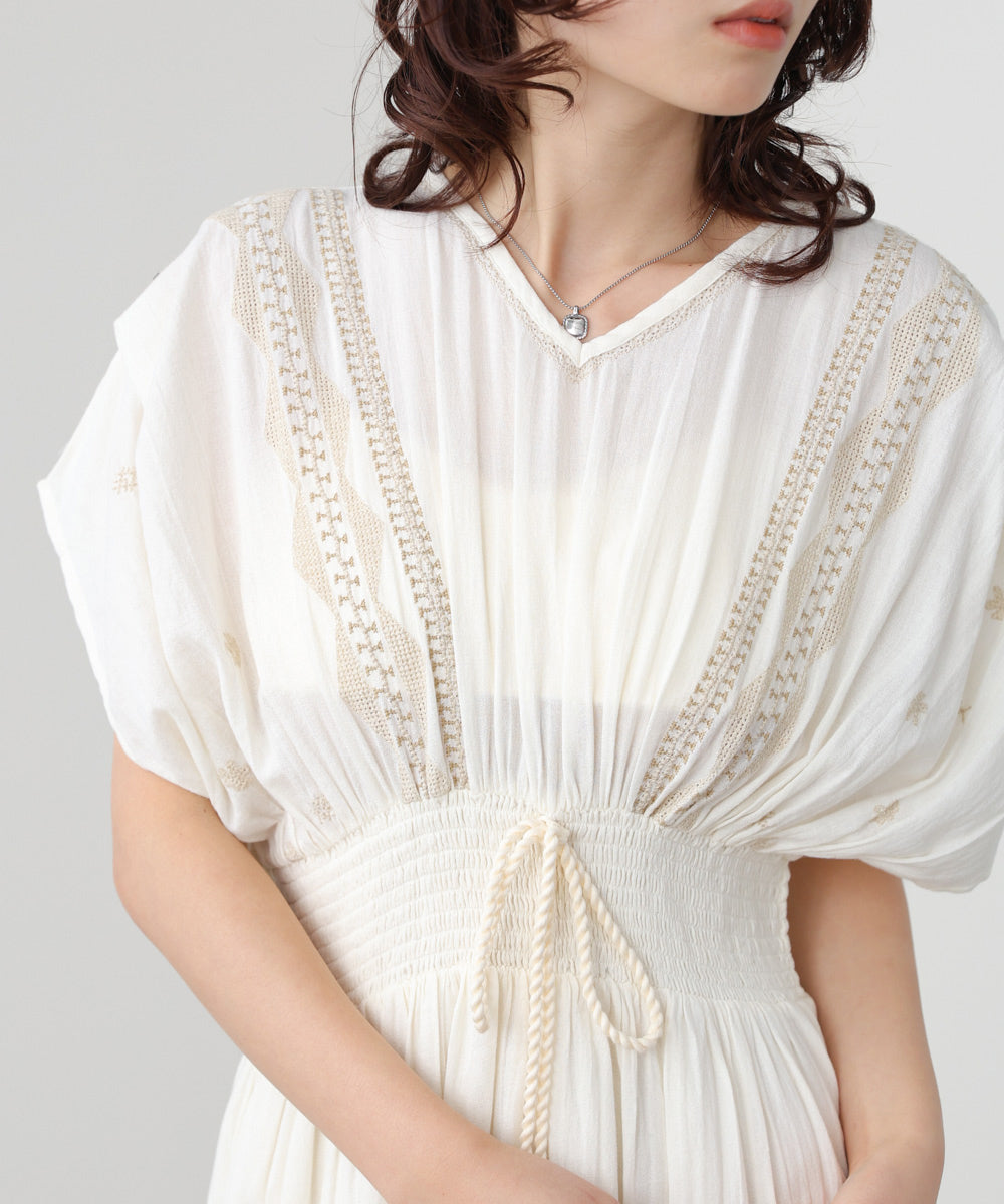overE　ウエストシャーリングワンピース 25SS　ホワイトドット　102 ウエストシャーリングワンピース 25SS：ホワイトドット│胸が大きな