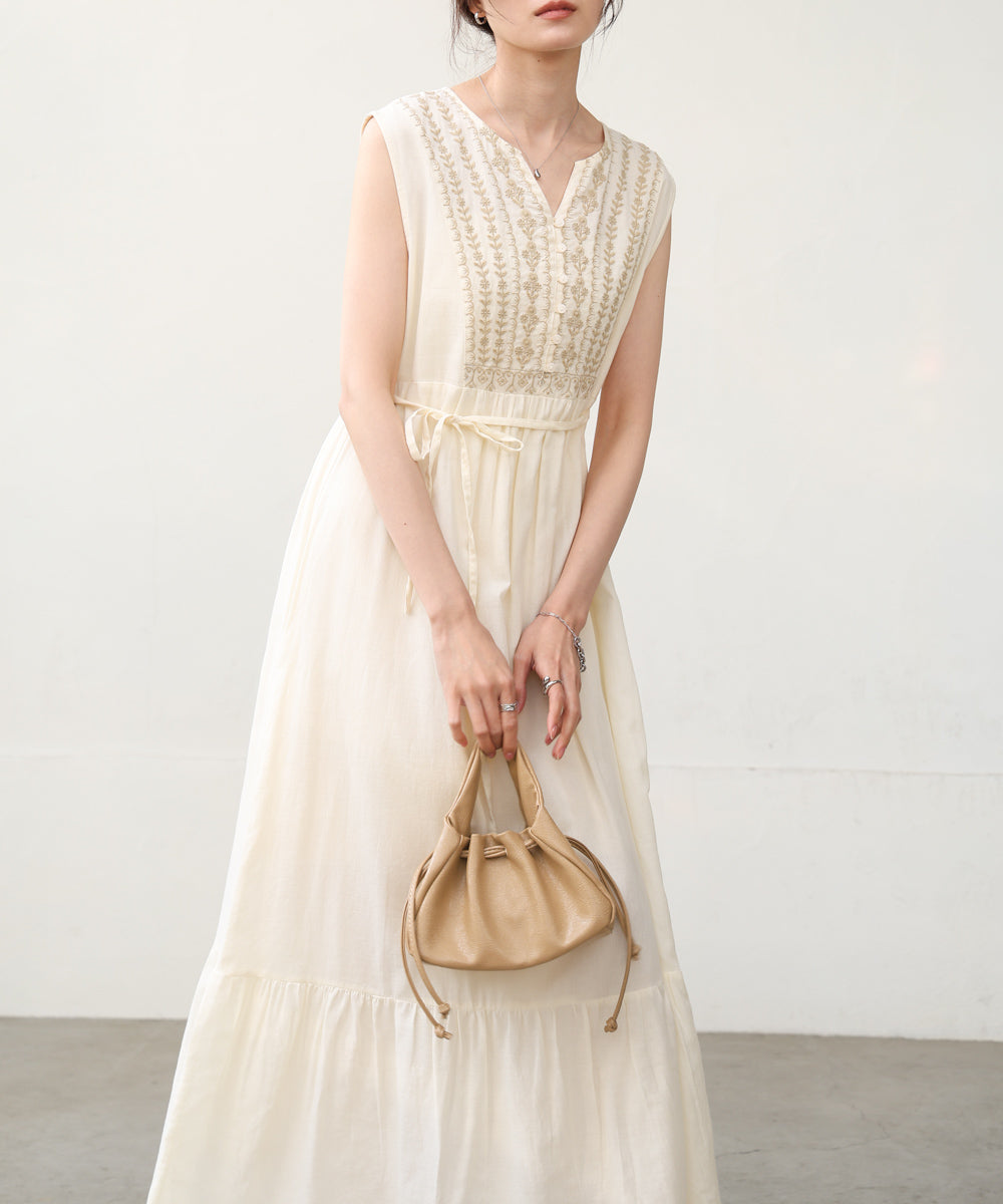 S・Mサイズ展開】パネル刺繍ノースリワンピース