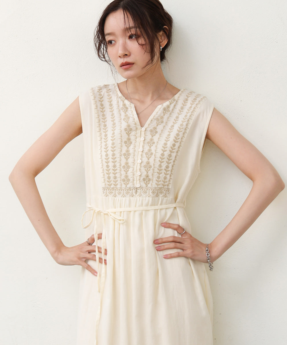 S・Mサイズ展開】パネル刺繍ノースリワンピース
