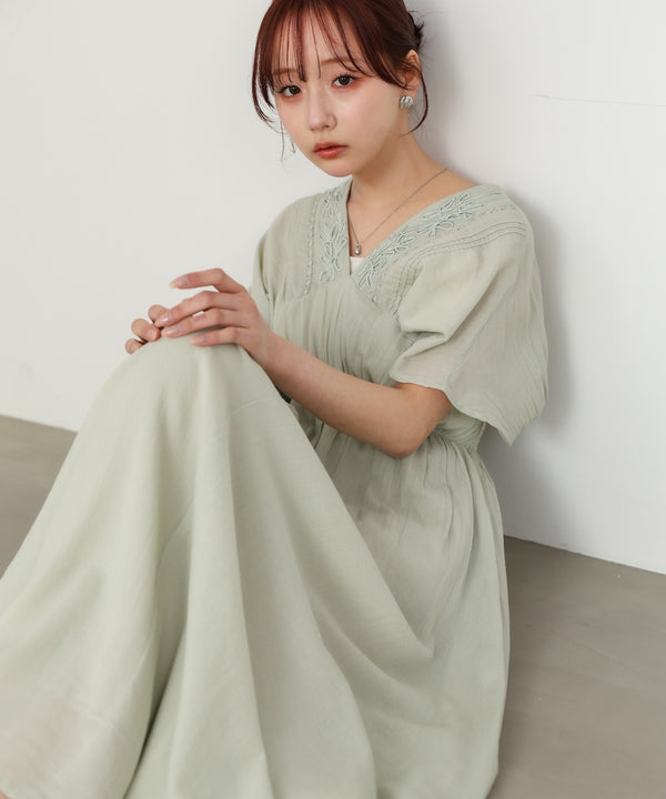 テープ刺繍ピンタックレースワンピース