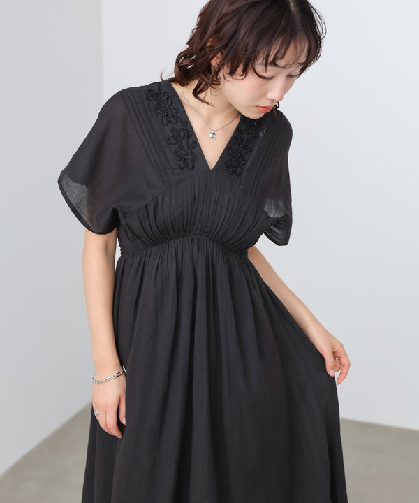 テープ刺繍ピンタックレースワンピース