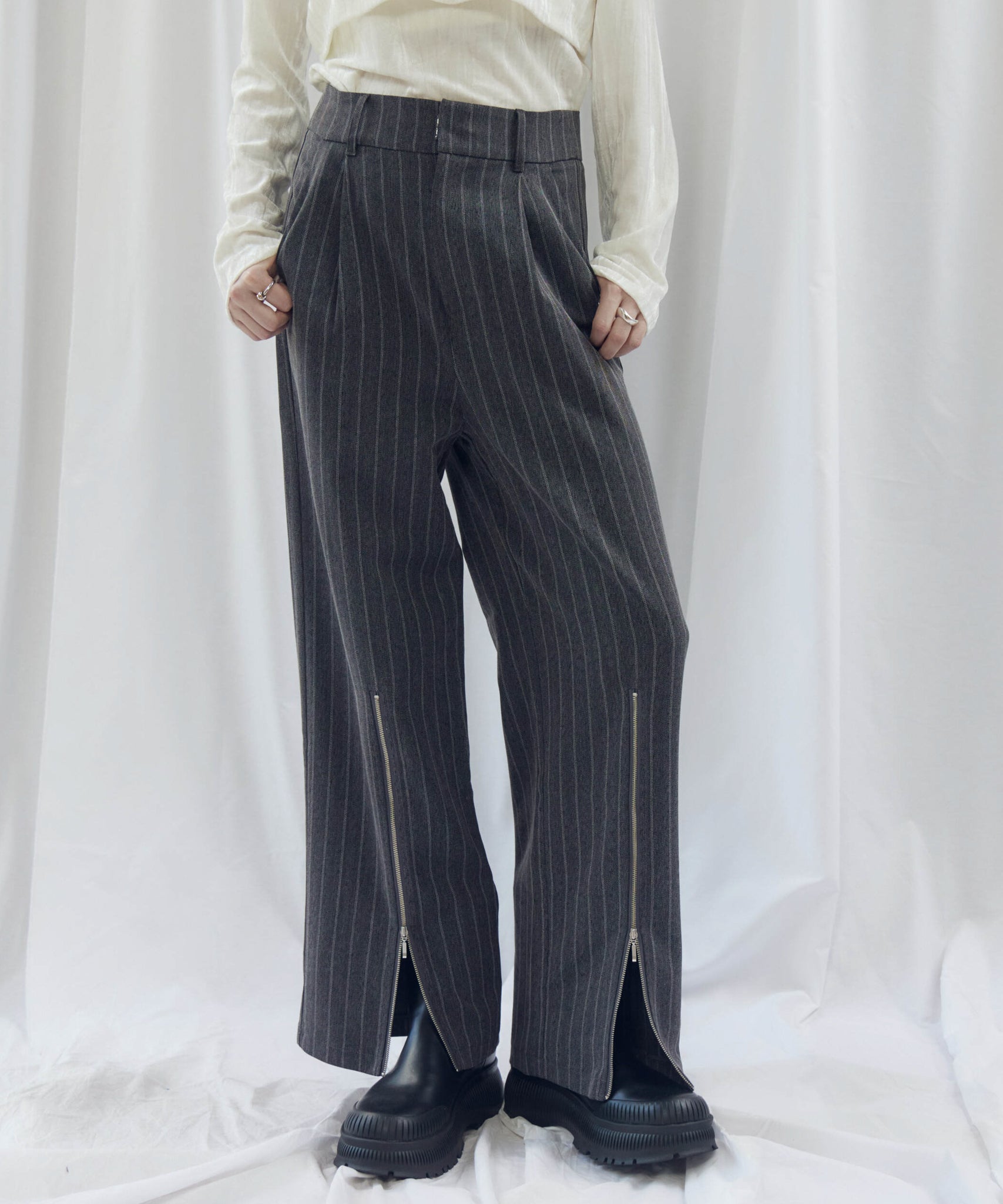 STRIPED ZIP SLIT PANTS（ｽﾄﾗｲﾌﾟZIPｽﾘｯﾄﾊﾟﾝﾂ）