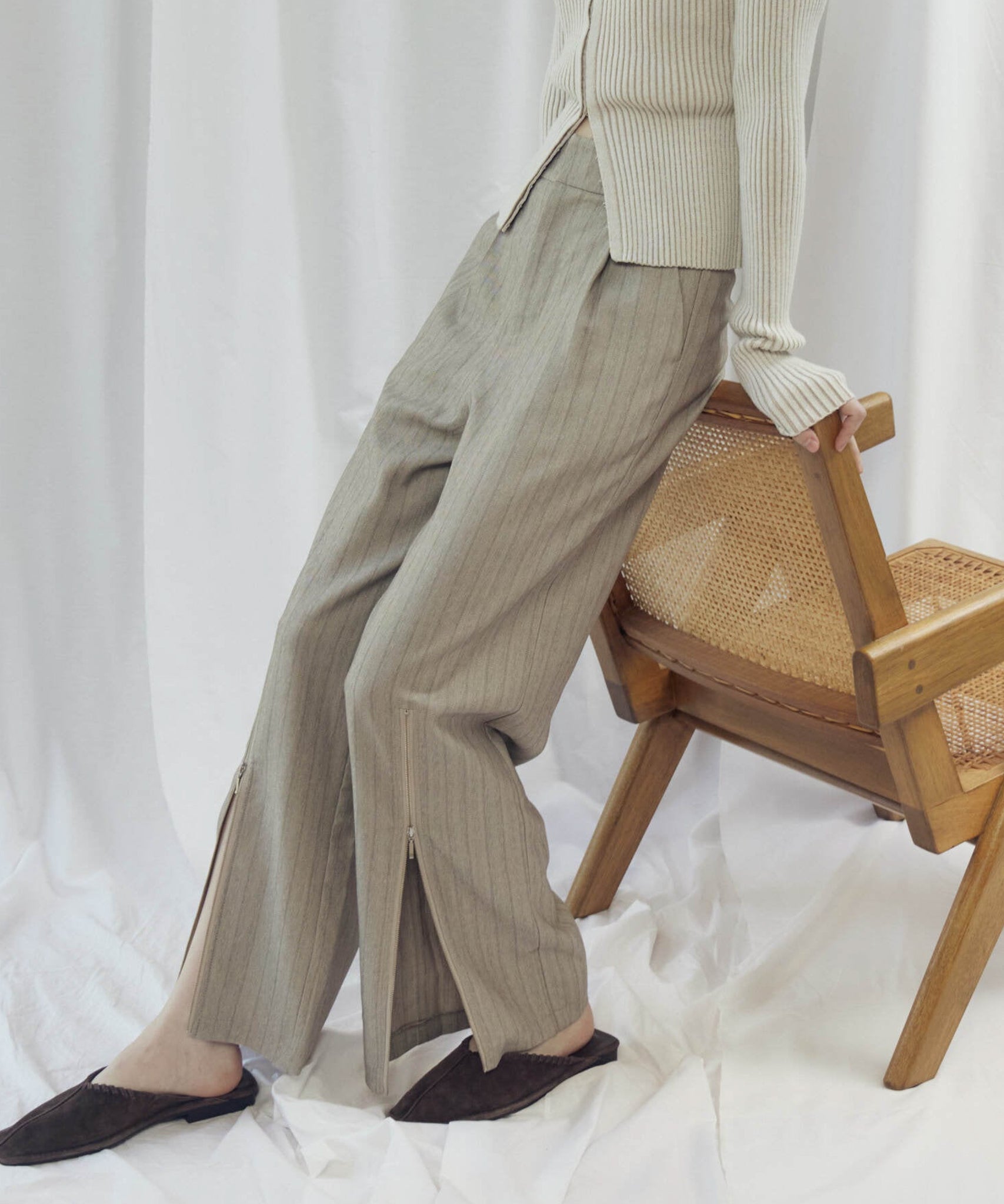 STRIPED ZIP SLIT PANTS（ｽﾄﾗｲﾌﾟZIPｽﾘｯﾄﾊﾟﾝﾂ）