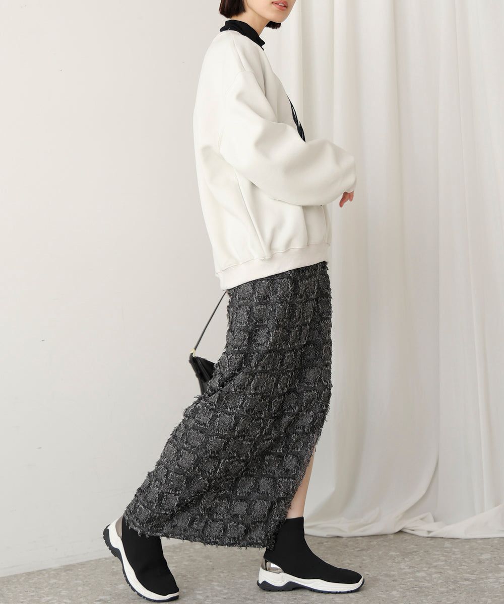 立体刺繍プルオーバー