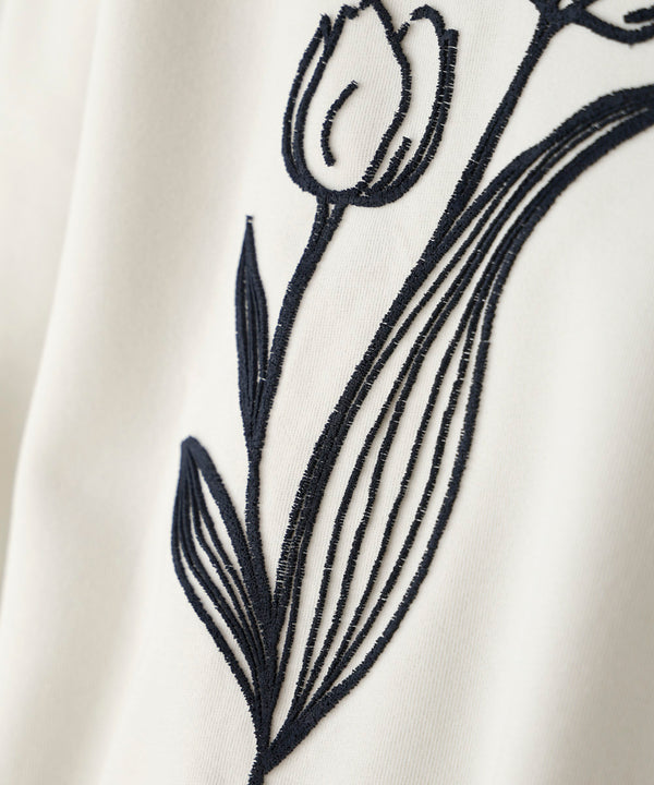 立体刺繍プルオーバー