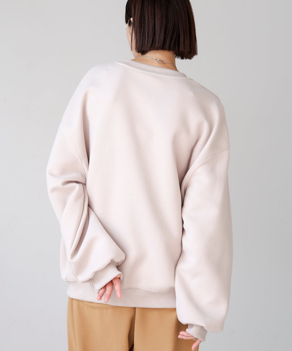 立体刺繍プルオーバー