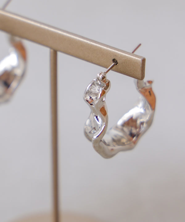 ニュアンスネジリフープピアス