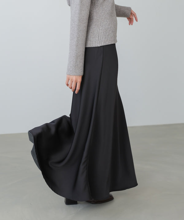 サテンナロースカート