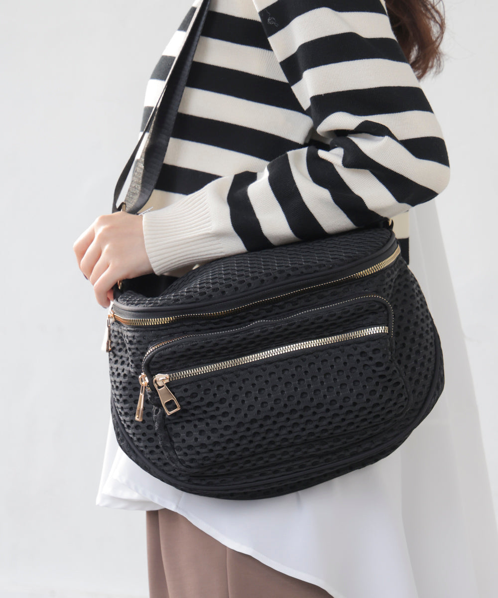 ドットメッシュボディバッグ