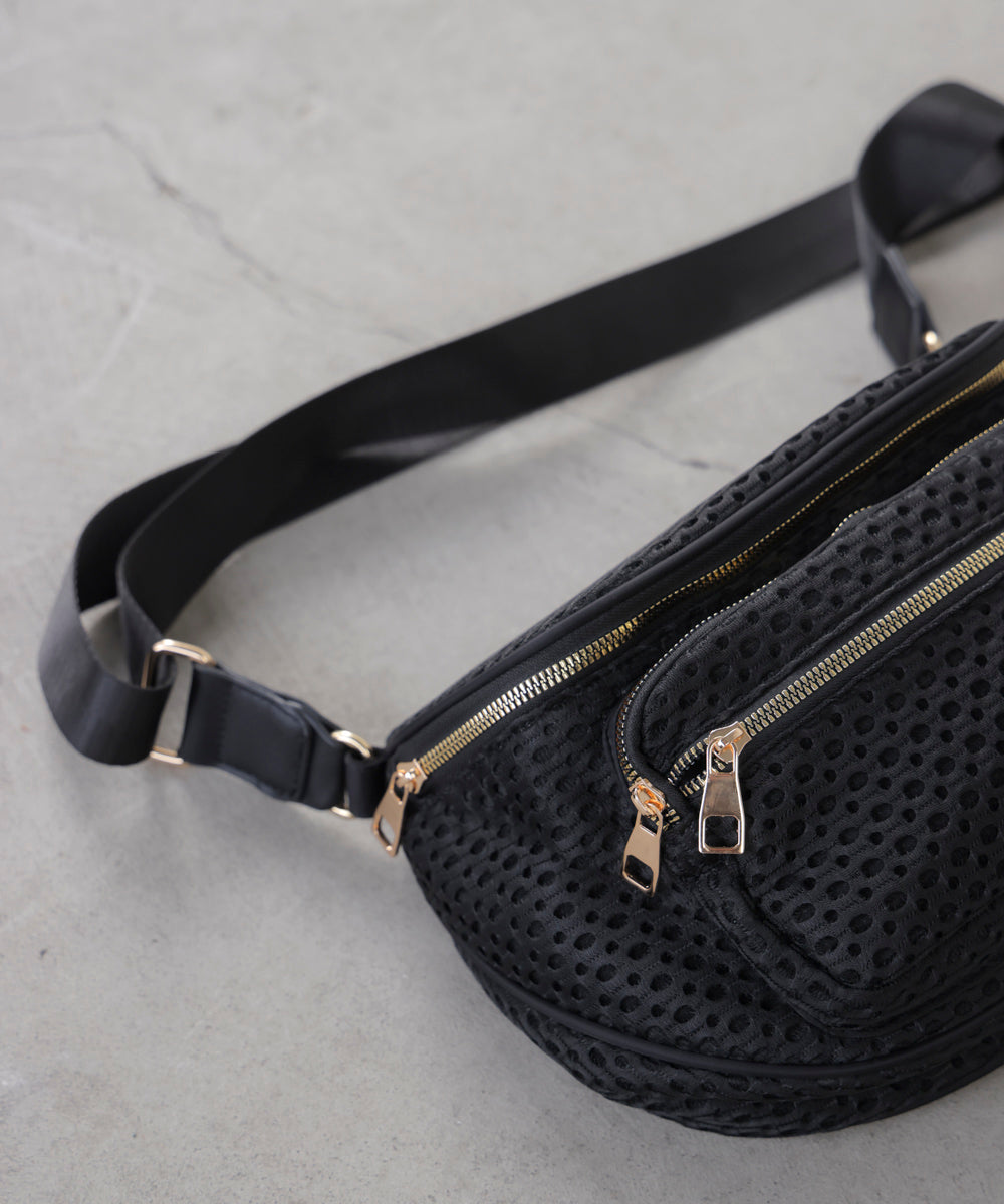 ドットメッシュボディバッグ