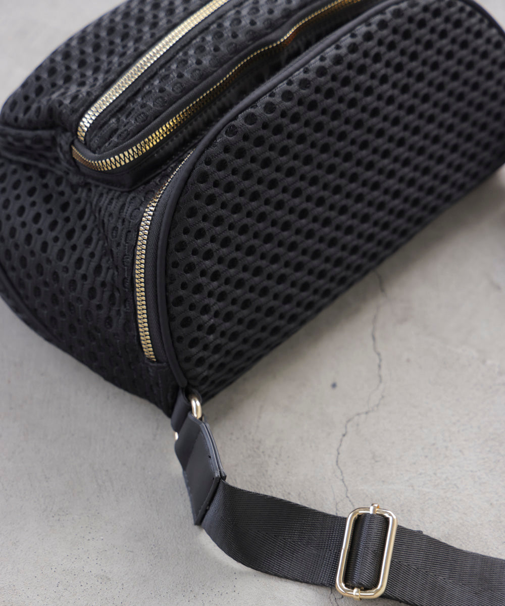 ドットメッシュボディバッグ