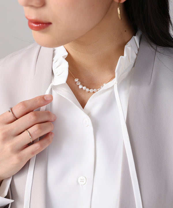 ドレープレーヨンシャーリングショルダーブラウス