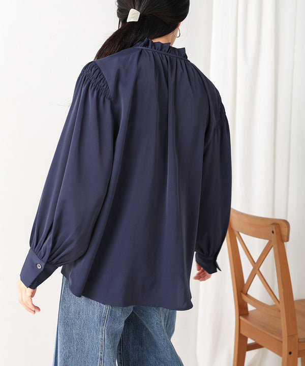 ドレープレーヨンシャーリングショルダーブラウス