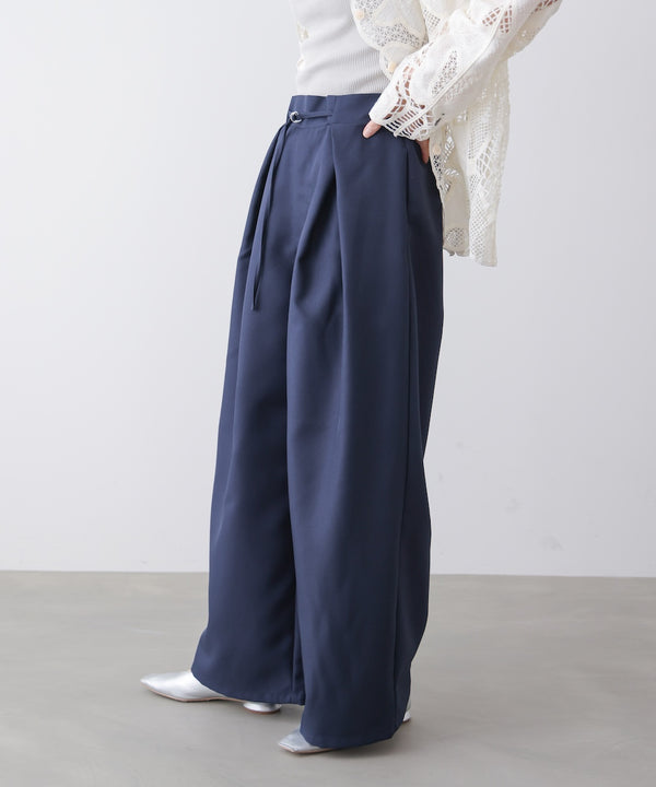スレンダーベルトワイドパンツ