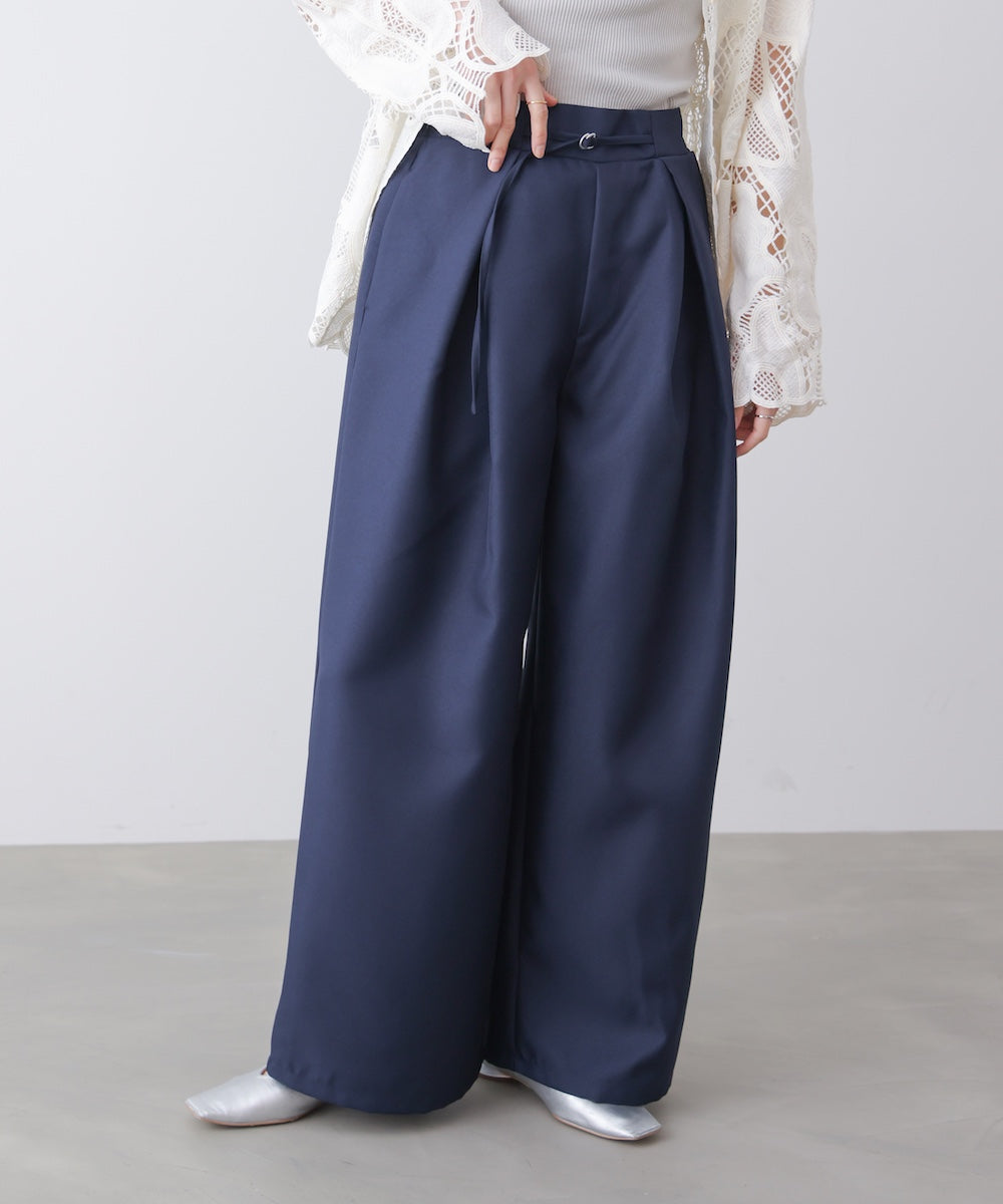 スレンダーベルトワイドパンツ