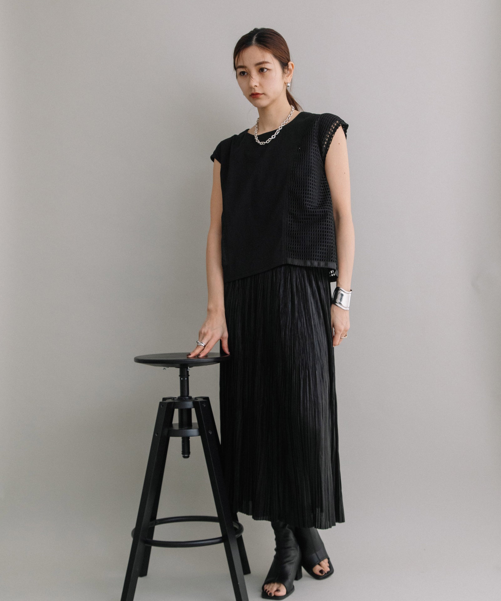 SHINY PLEATED SKIRT