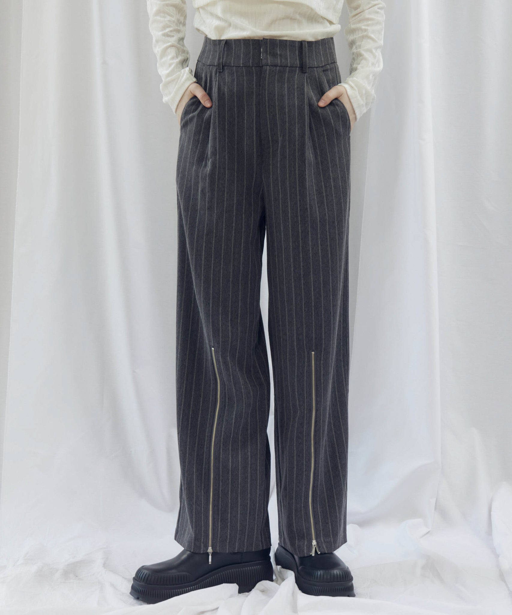 STRIPED ZIP SLIT PANTS（ｽﾄﾗｲﾌﾟZIPｽﾘｯﾄﾊﾟﾝﾂ）