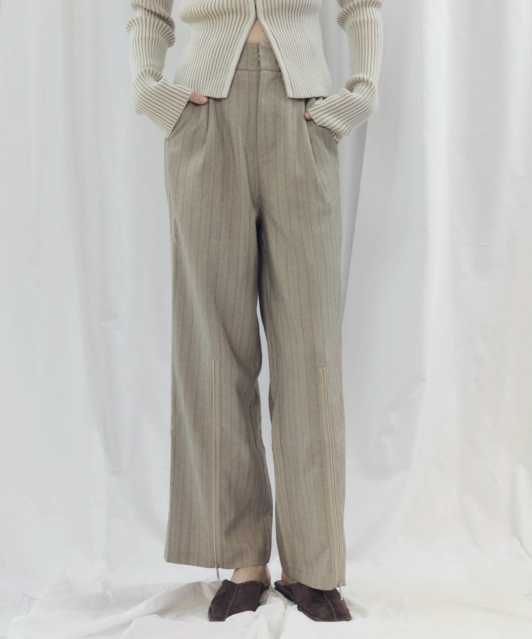 STRIPED ZIP SLIT PANTS（ｽﾄﾗｲﾌﾟZIPｽﾘｯﾄﾊﾟﾝﾂ）