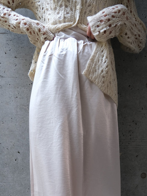 SATIN SEMI-FLARE SKIRT(ｻﾃﾝｾﾐﾌﾚｱｽｶｰﾄ)