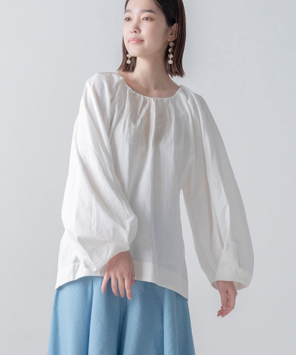 刺繍ショルダータックブラウス