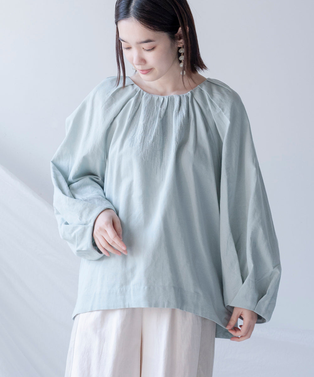 刺繍ショルダータックブラウス
