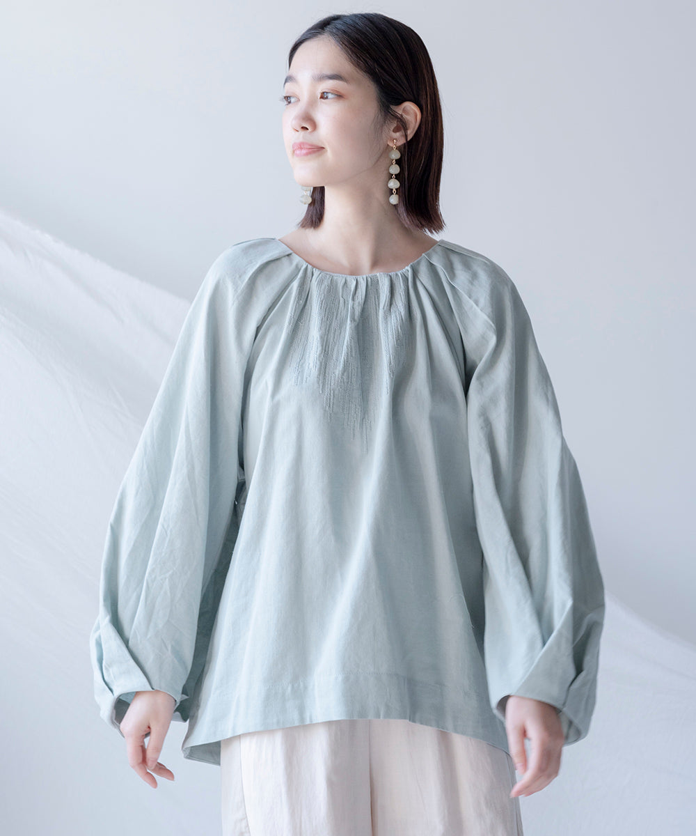 刺繍ショルダータックブラウス