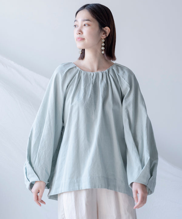 刺繍ショルダータックブラウス
