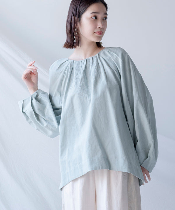 刺繍ショルダータックブラウス