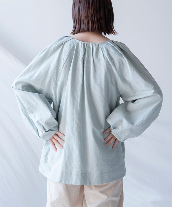 刺繍ショルダータックブラウス