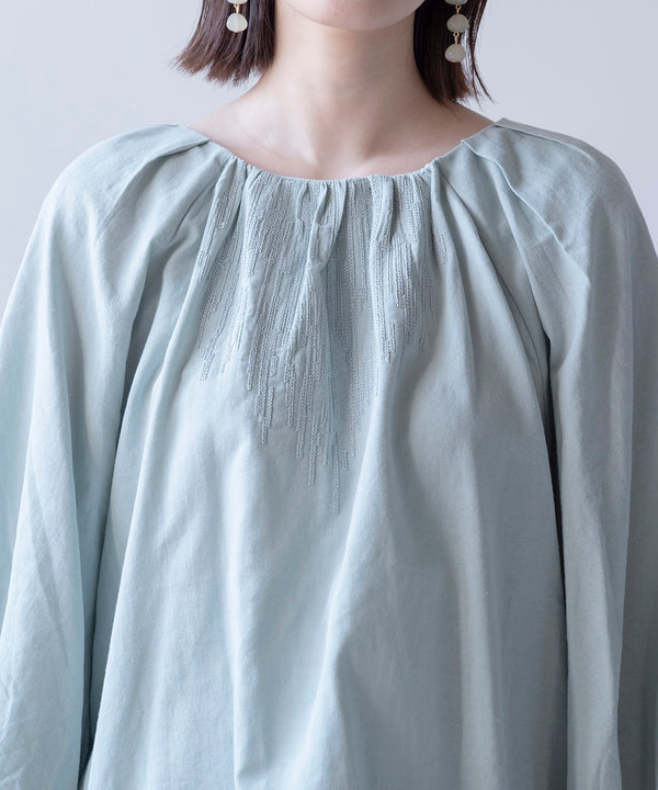 刺繍ショルダータックブラウス