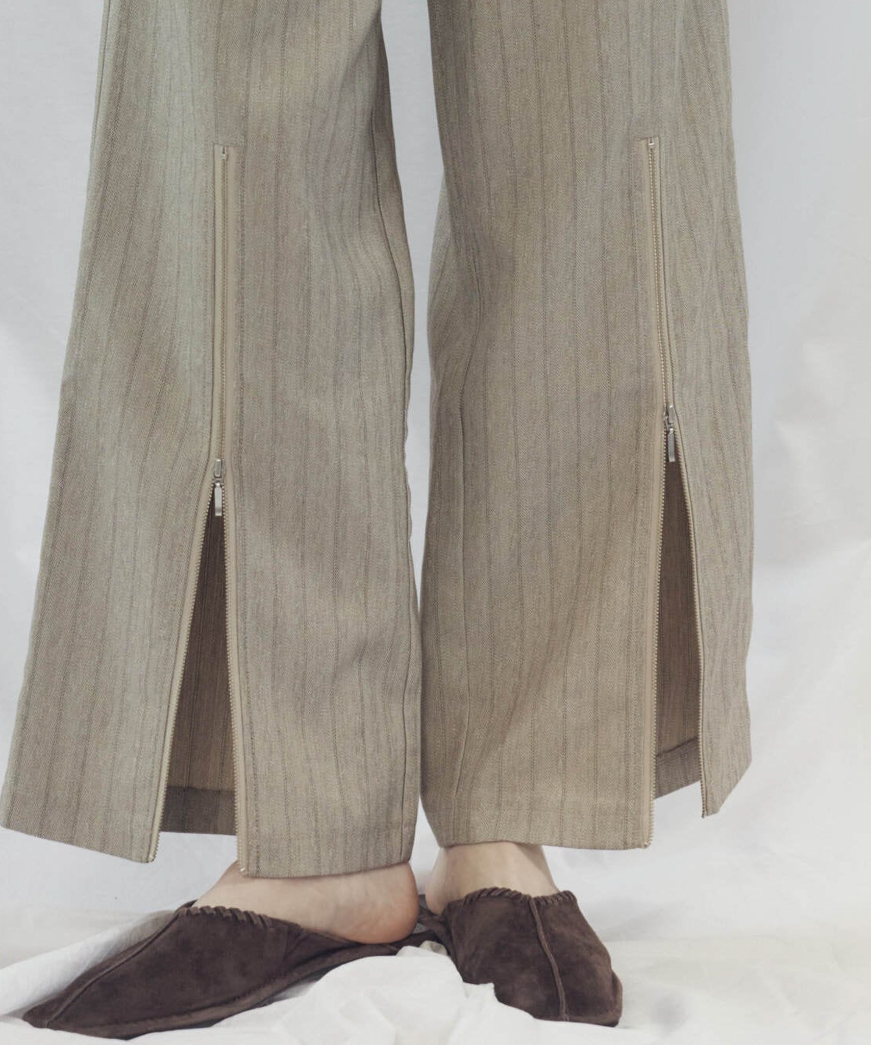 STRIPED ZIP SLIT PANTS（ｽﾄﾗｲﾌﾟZIPｽﾘｯﾄﾊﾟﾝﾂ）