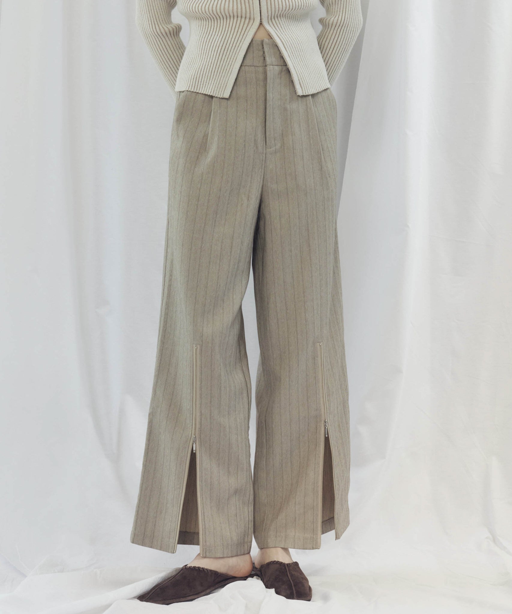 STRIPED ZIP SLIT PANTS（ｽﾄﾗｲﾌﾟZIPｽﾘｯﾄﾊﾟﾝﾂ）