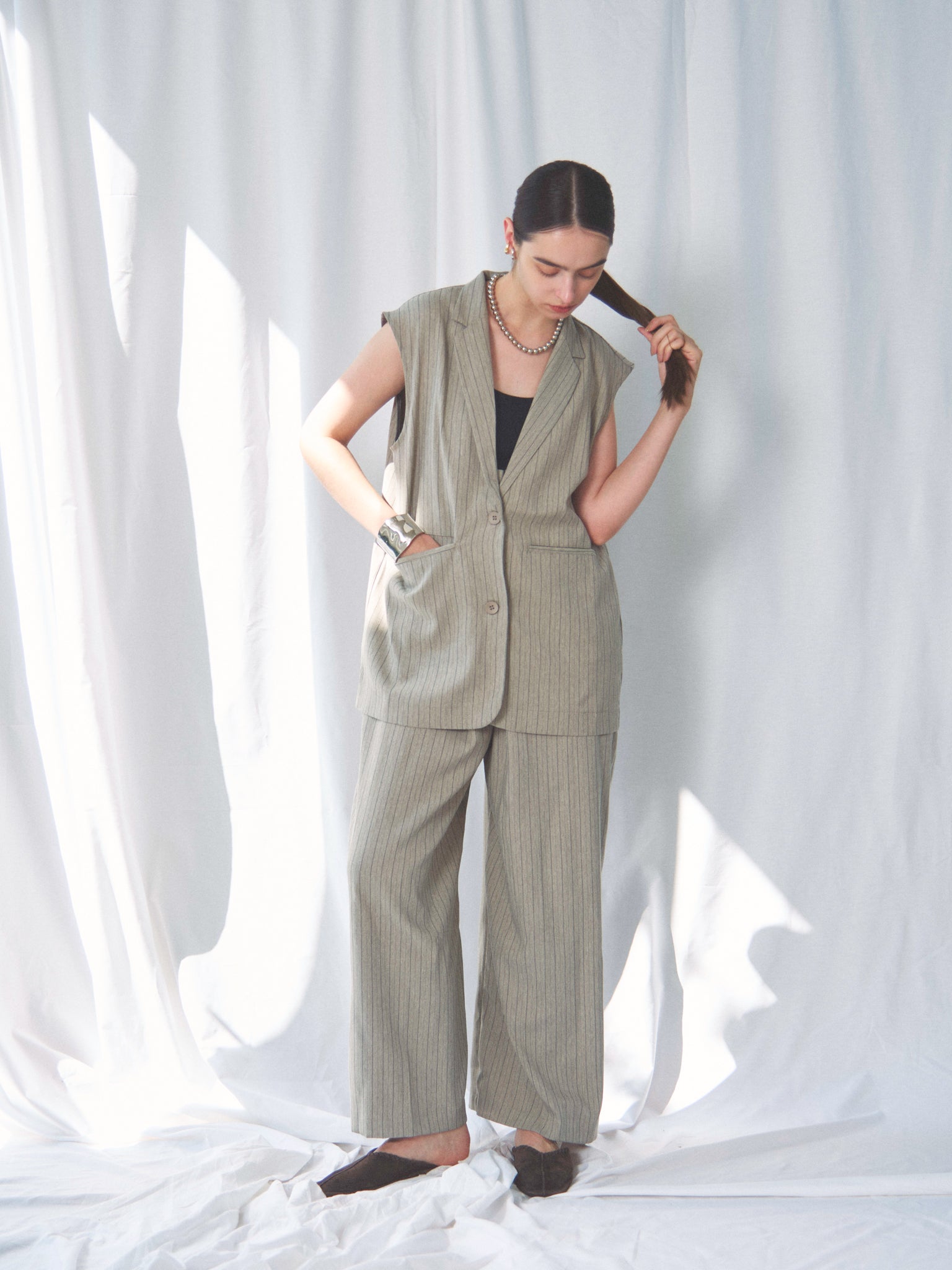 【SETUP可】HERRINGBONE STRIPED SLEEVELESS JACKET（ﾍﾘﾝﾎﾞｰﾝｽﾄﾗｲﾌﾟｽﾘｰﾌﾞﾚｽｼﾞｬｹｯﾄ）