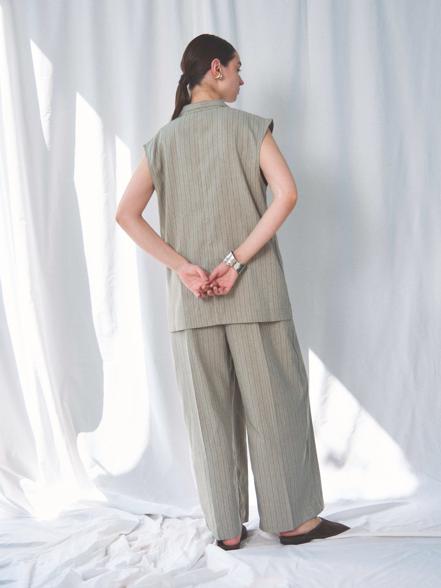 【SETUP可】HERRINGBONE STRIPED SLEEVELESS JACKET（ﾍﾘﾝﾎﾞｰﾝｽﾄﾗｲﾌﾟｽﾘｰﾌﾞﾚｽｼﾞｬｹｯﾄ）