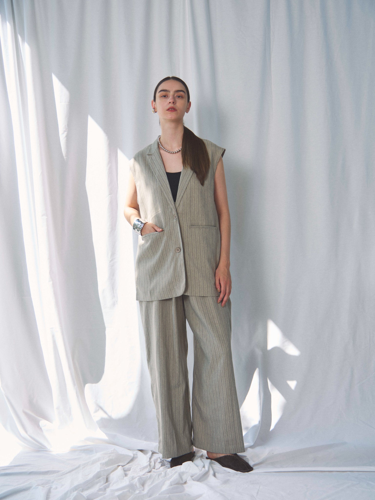 【SETUP可】HERRINGBONE STRIPED SLEEVELESS JACKET（ﾍﾘﾝﾎﾞｰﾝｽﾄﾗｲﾌﾟｽﾘｰﾌﾞﾚｽｼﾞｬｹｯﾄ）